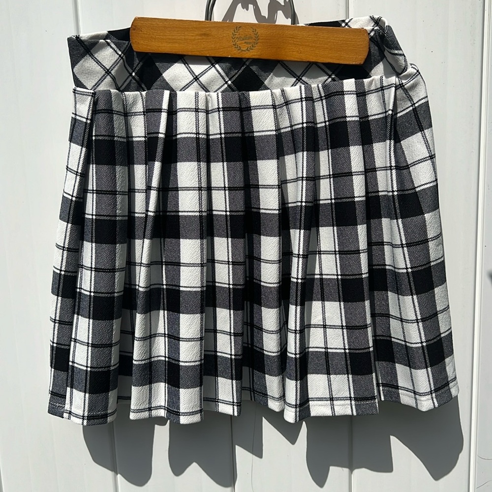 Black White Plaid Pleated skirt by Love Streak size LRG, elastic waistband used